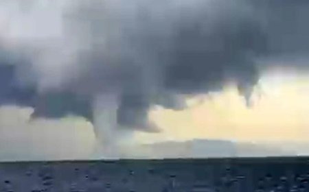 Deniz yüzeyinden bulutlara kadar uzandı! Dev hortum teknedekiler tarafından saniye saniye böyle görüntülendi