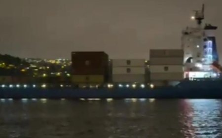 İstanbul Boğazı'nda gemi arızası. Sürüklenerek ters döndü