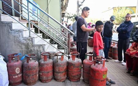 Ülkede dikkat çeken görüntü! Ellerinde tüplerle saatlerce beklediler