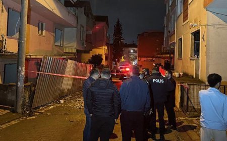 Kocaeli'de metruk binanın balkonu yıkıldı! Bir bina tedbiren boşaltıldı