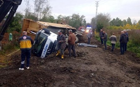 Samsun'da kum yüklü kamyon devrildi! Sürücü Erdoğan Selçi hayatını kaybetti