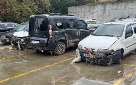 İstanbul'da selde sürüklenip otoparka çekilen araçlar görüntülendi