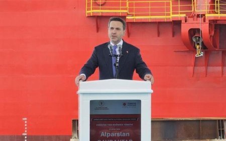 Denizin üzerinde dev fabrika! Bakan Bayraktar: Osman Gazi deniz tabanına 20 zincirle sabitlenecek