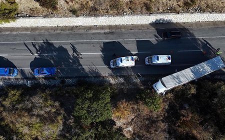 Edirne'de kamyonet, karşı şeride geçen TIR'a çarpıp devrildi; 4 yaralı