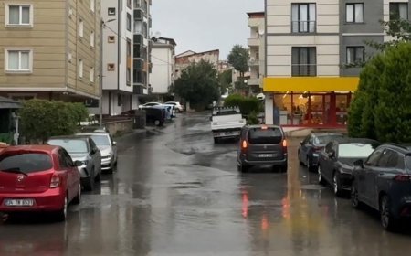 İstanbul'un birçok ilçesinde şiddetli yağış etkili oluyor: Metro girişine su barikatı çekildi