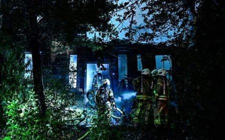 Kadıköy'de 3 katlı ahşap köşk yanarak küle döndü