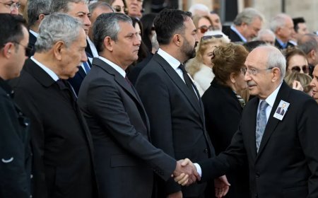 Cenaze töreninde dikkat çeken anlar. Kemal Kılıçdaroğlu ile Özgür Özel tokalaştı