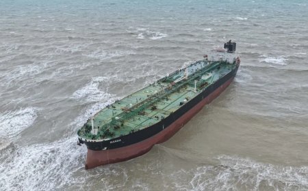 Sarıyer'de karaya oturan petrol tankeri kurtarıldı