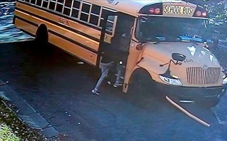 Hareket halindeki otobüse atladı, öğrencilerin hayatını kurtardı