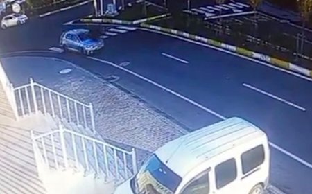 Otomobilin yaya geçidinde 2 öğretmene çarptığı kaza kamerada