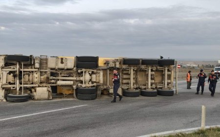 Mıcır yüklü TIR devrildi, sürücü yaralandı