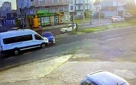 Minibüs ile otomobilin çarpıştığı kaza kamerada; 2 yaralı