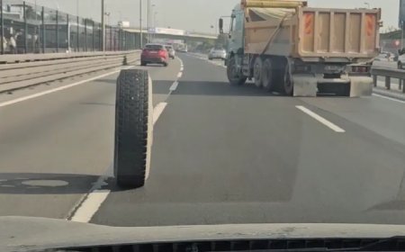 İstanbul'da trafikte ilginç anlar. Kamyonun iki lastiği peş peşe yerinden çıktı