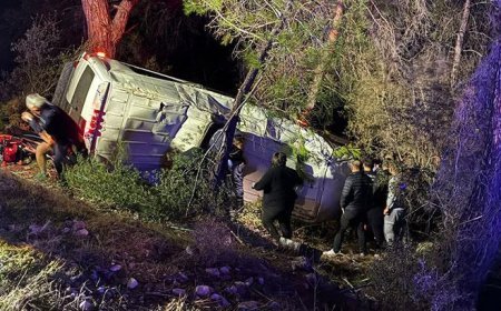 Antalya'da dağcıları taşıyan minibüs şarampole devrildi: 15 yaralı