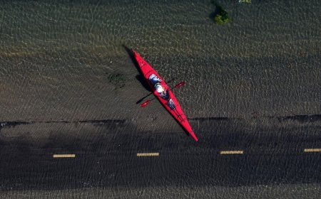Deniz taştı yollar sular altında kaldı! Bisiklet yolunda kano sürdüler