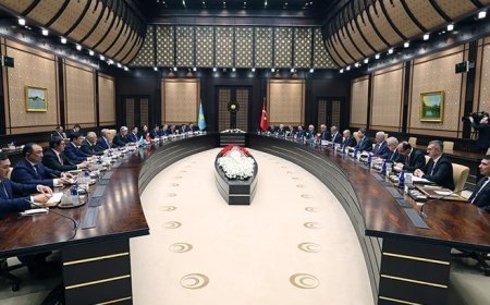 Bakan Bayraktar, Kazakistan Enerji Bakanı Akkenzhenov ile görüştü