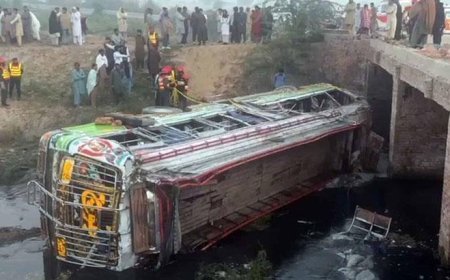 Pakistan’da korkunç kaza: Otobüs şarampole yuvarlandı, 5 kişi öldü