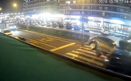 Otomobilin park halindeki araca çarpıp takla attığı kazanın görüntüleri ortaya çıktı