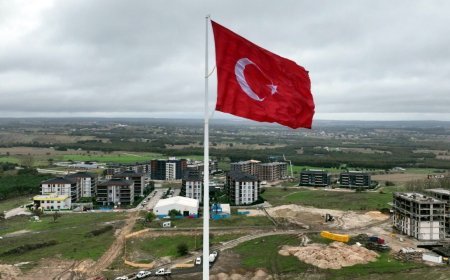 Çerkezköy’de dev Türk Bayrağı, törenle göndere çekildi