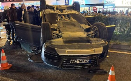 Otomobil, park halindeki araçlara çarpıp takla attı; 2 yaralı