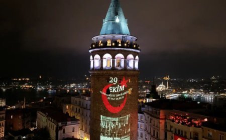 Cumhuriyet'in 103 yıllık ışığı Galata Kulesi'ni aydınlattı