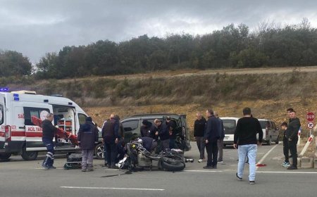 Hafif ticari araçla motosiklet çarpıştı; 2 yaralı