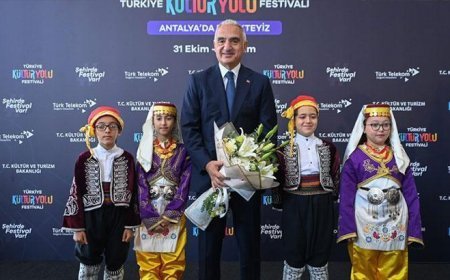 Bakan Ersoy: “Antalya turizmini 12 aya yayacak yeni bir adım atıyoruz”