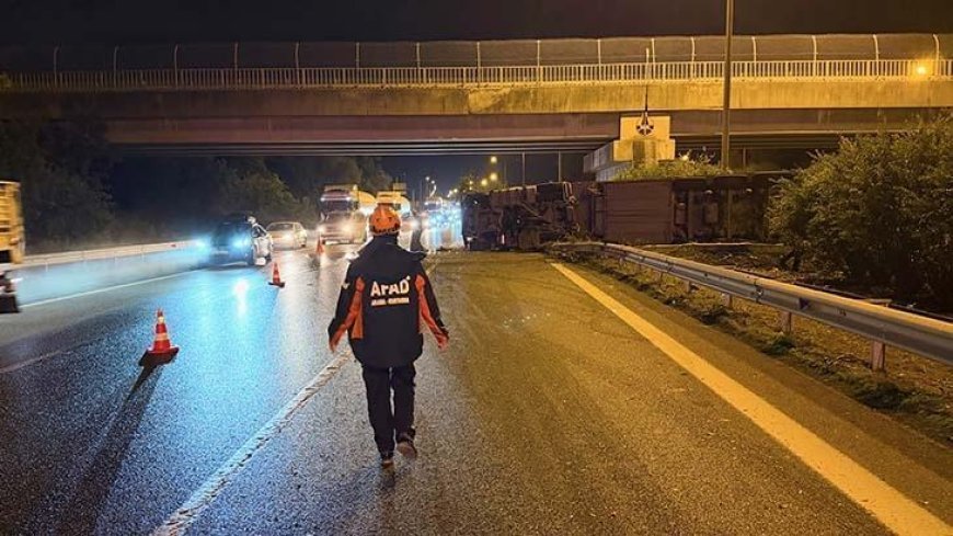 Düzce'de feci kaza! Anadolu Otoyolu'nda parfüm yüklü tır devrildi