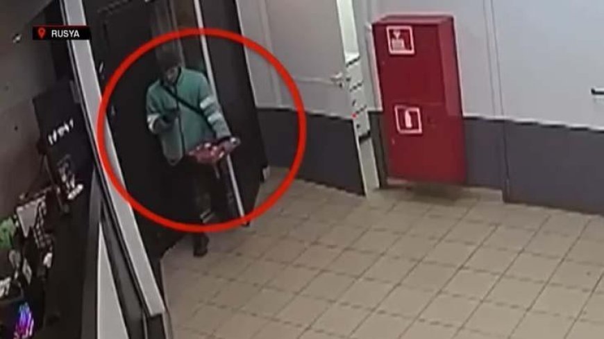 Yere düşen pizzayı tekrar kutuya koydu
