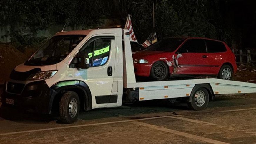 Karşı yönden gelen aracın sıkıştırdığı otomobil park halindeki araçlara çarptı; 1'i ağır 3 yaralı