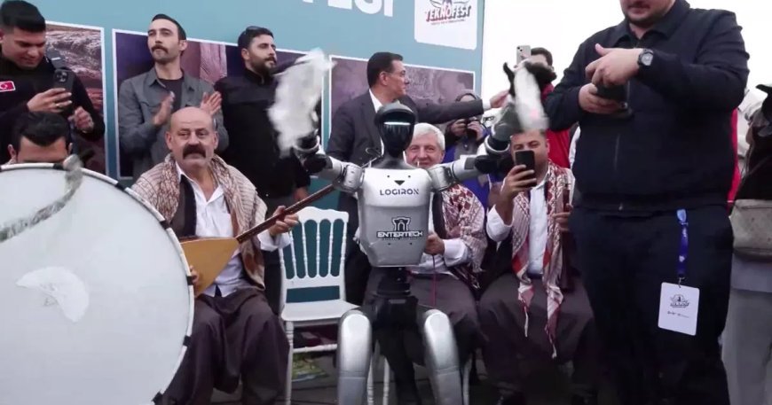 Teknofest'te renkli görüntüler. İnsansı robot halay çekti