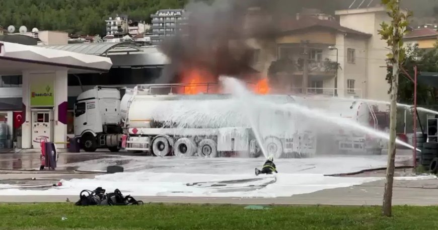 Akaryakıt istasyonunda tanker patladı, yangın yanındakine de sıçradı