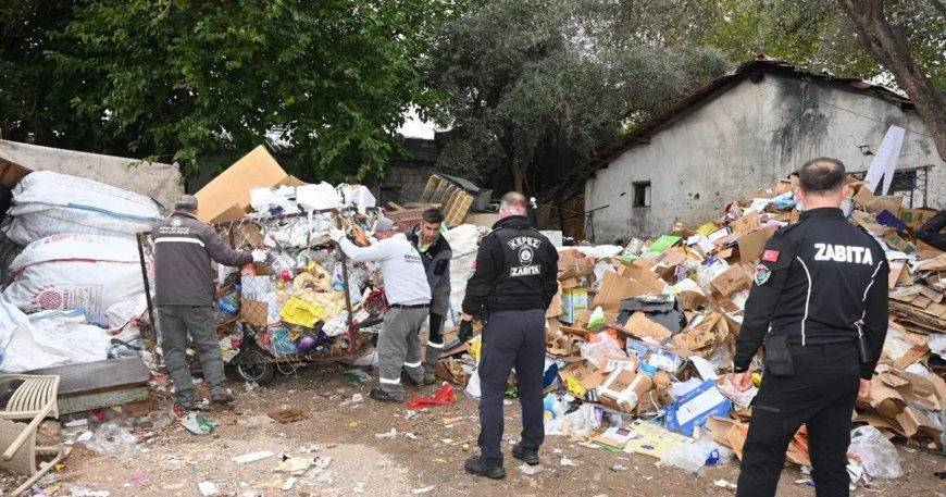 Çöp ev operasyonu: 8 kamyon atık çıkarıldı