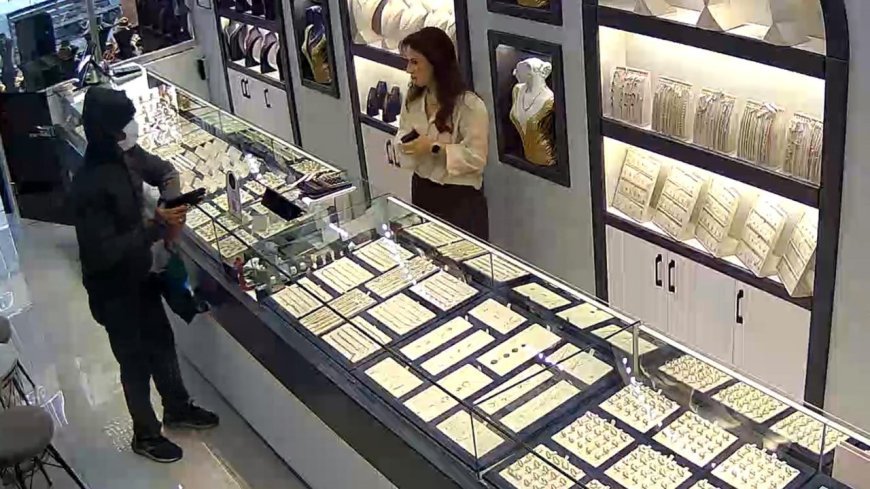 Oyuncak tabancayla kuyumcuyu soymaya kalktı, alarma basılınca kaçtı