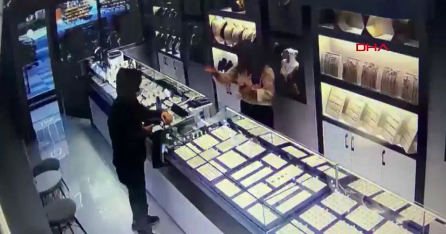 Alarmı duyunca kaçtı: Oyuncak tabancalı soygun girişimi kamerada