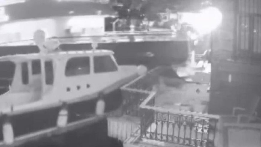 Üsküdar'da yolcu vapuru yalıya çarptı: Kaza anı kamerada