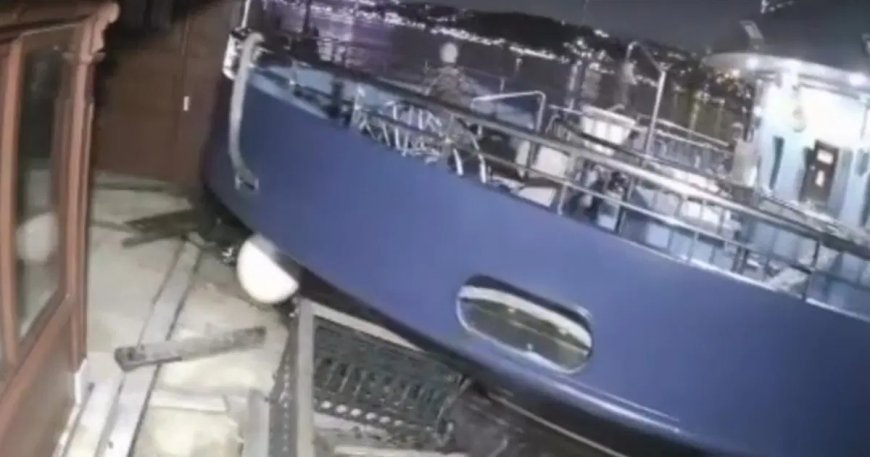 Boğaz'da yolcu vapuru 200 yıllık yalıya çarptı
