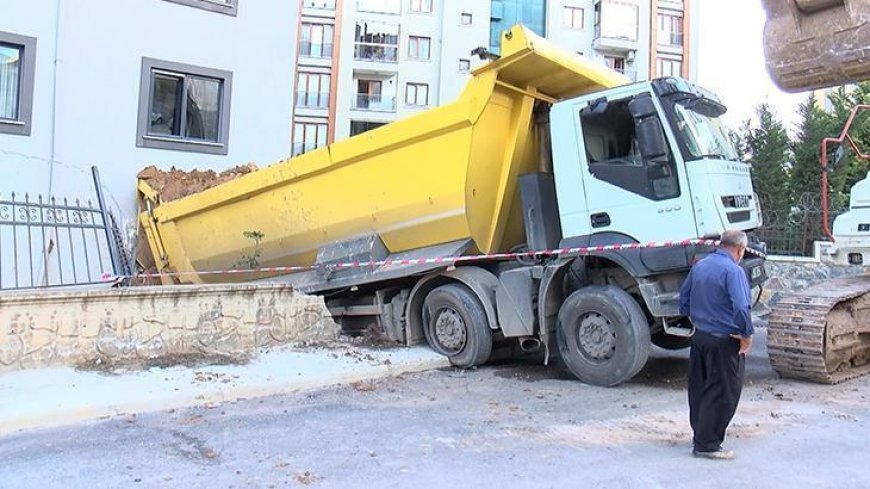 Pendik'te freni boşalan hafriyat kamyonu iş yerine girdi: 1 yaralı