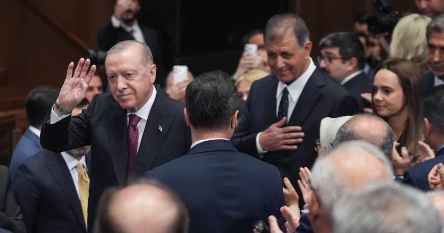 İzmir ilk kez AK Parti'de. Cemil Tugay'ın rozetini Cumhurbaşkanı Erdoğan taktı