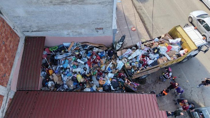 Mahalleliden gelen ihbar belediyeyi alarma geçirdi! Kapı açılınca ekipler gözlerine inanamadı: Tam 20 kamyon çıktı...