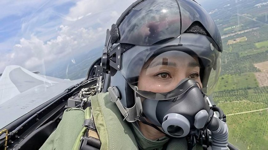 Kraliçeden tarihi uçuş! Savaş uçağını tek başına kullandı, kraldan anlamlı jest