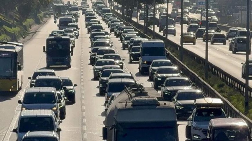 Haftanın son gününde İstanbul kilit! Trafik yoğunluğunu yüzde 80'e ulaştı