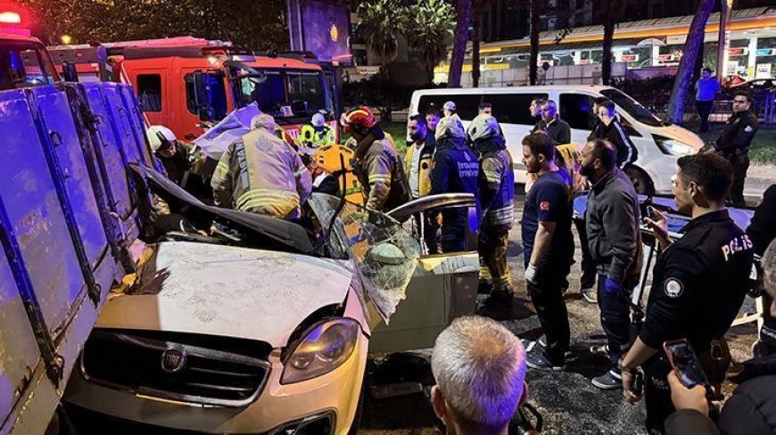 Beyoğlu'nda feci kaza! Otomobil, taksiye çarpıp kamyonetin altına girdi: 3 yaralı