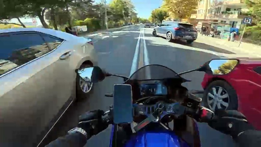 Motosikletle otomobilin çarpıştığı anlar kask kamerasında