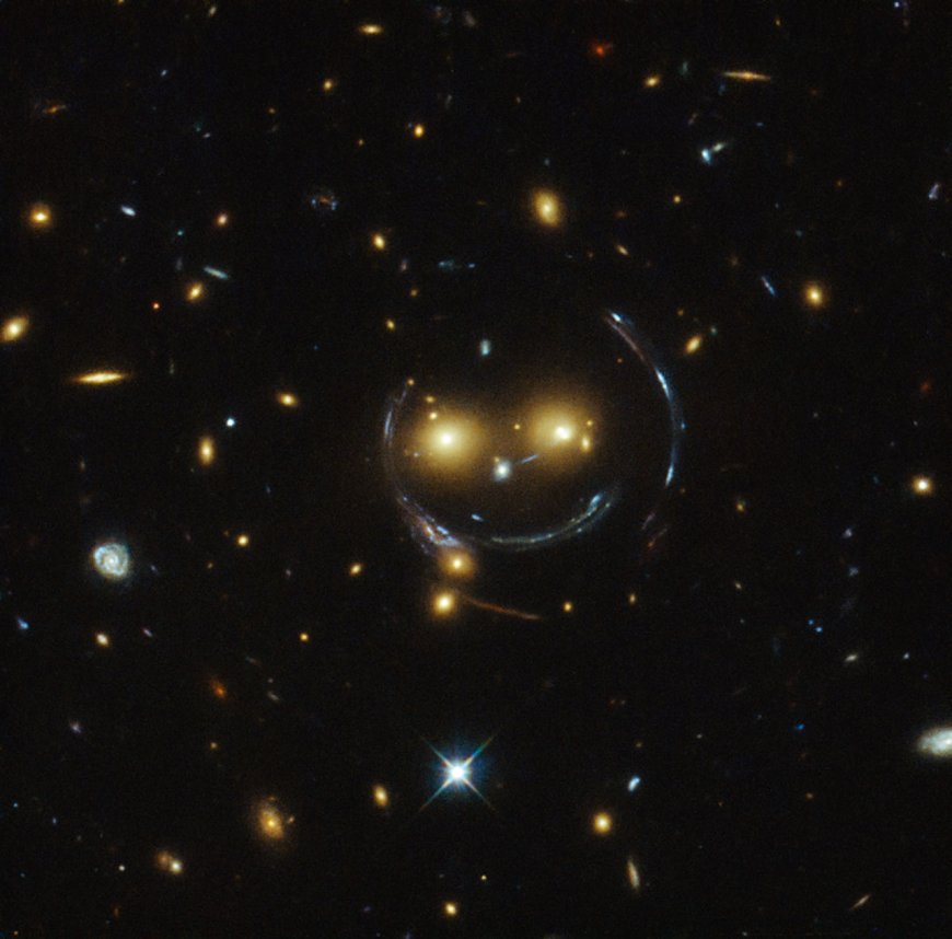 Hubble yakaladı. Gülümseyen galaksi