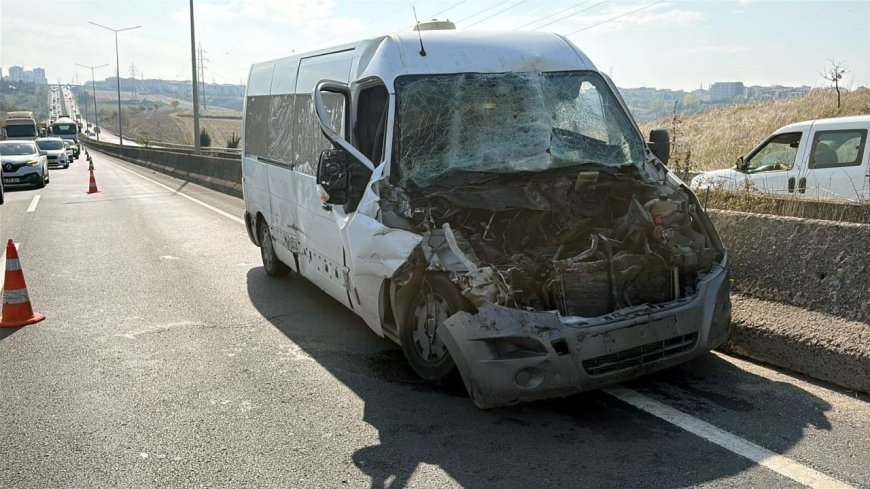 Kamyonla çarpışan minibüsün sürücüsü yaralı