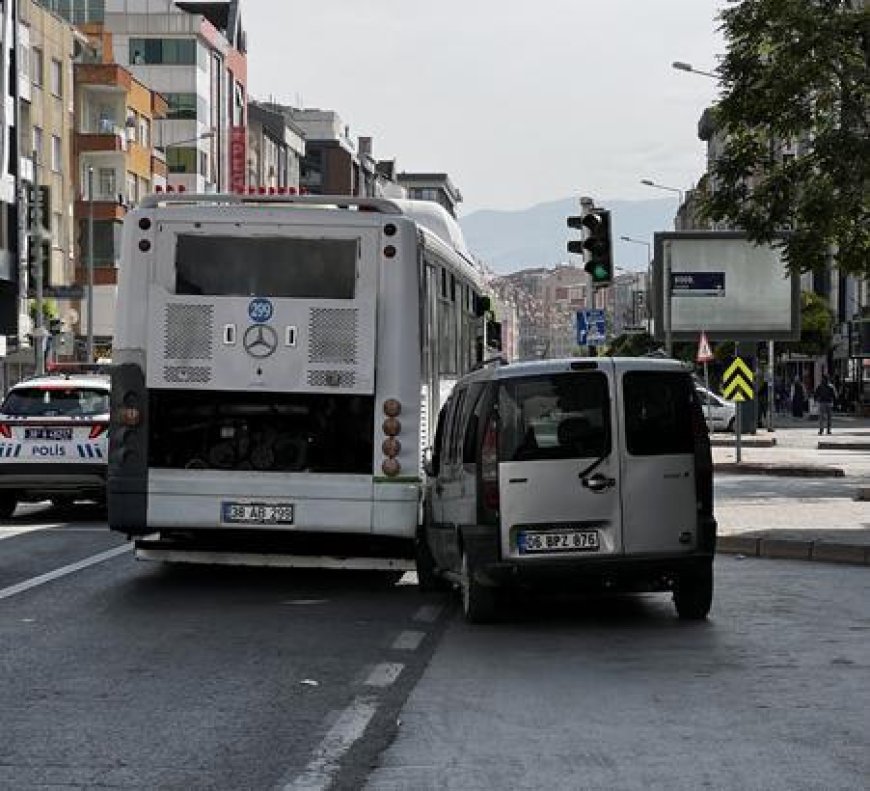 Kayseri'de akrabasını bıçaklayıp kaçmak istedi! Özel halk otobüsüne çarptı