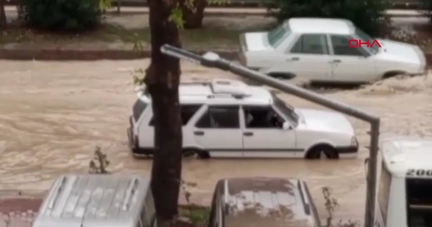 Mersin'de şiddetli sağanak: Cadde ve sokaklar göle döndü