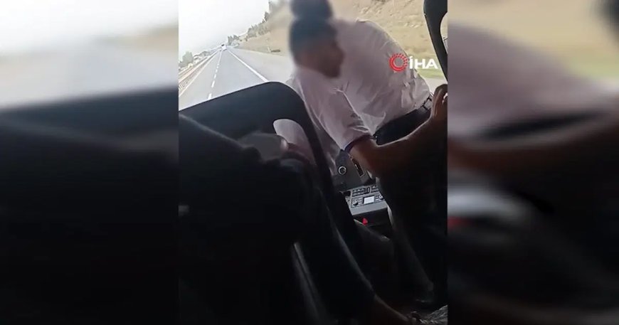 Pes dedirten anlar: Otobüs seyir halindeyken şoför değişimi yaptılar