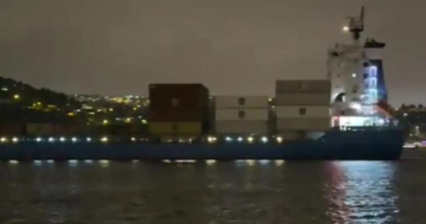 İstanbul Boğazı'nda gemi arızası. Sürüklenerek ters döndü